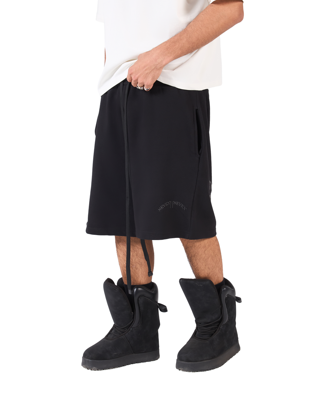 SEVENTSEVEN WHITE T-SHIRT X  BLACK SHORTS