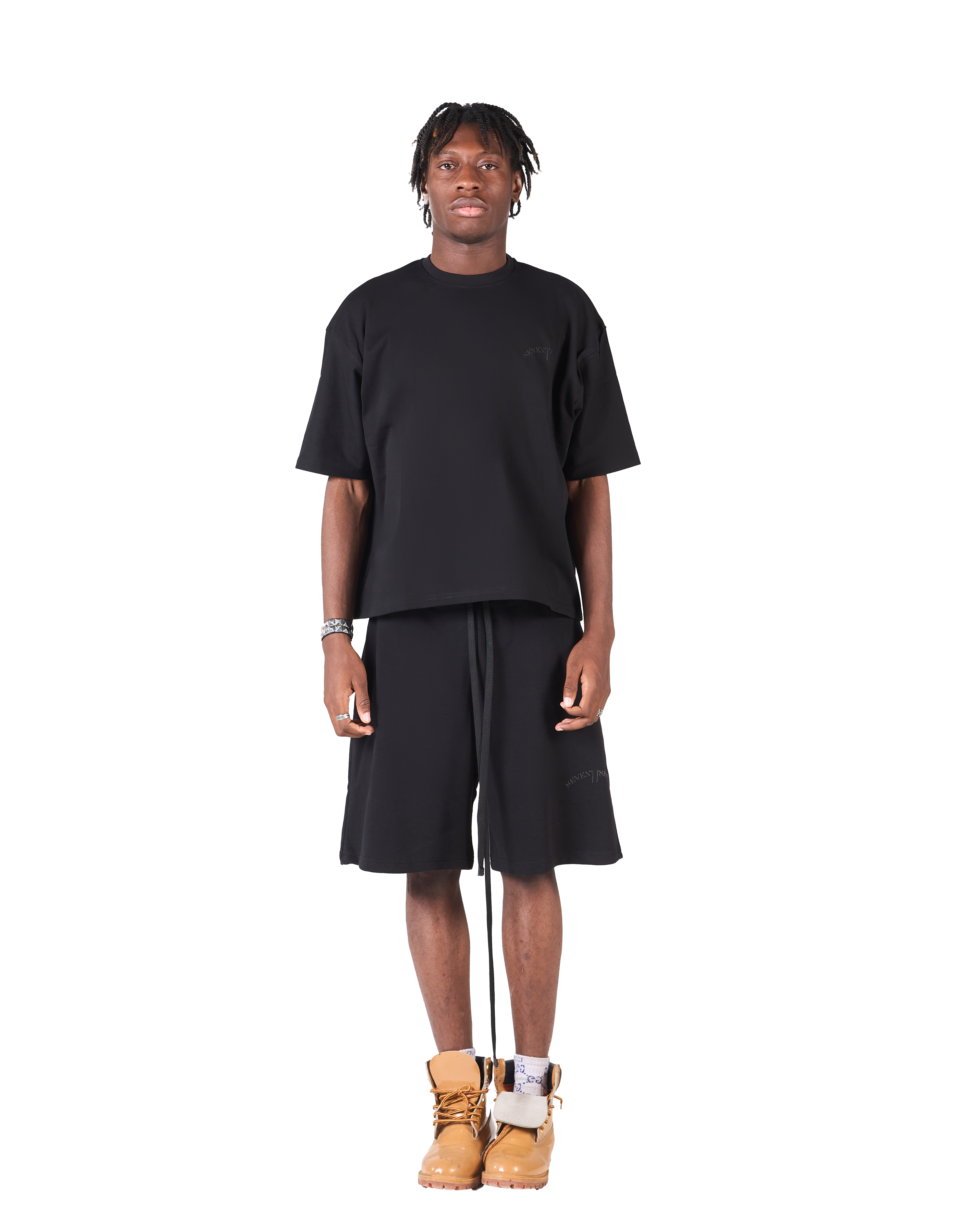 SEVENTSEVEN BLACK T-SHIRT X BLACK SHORT